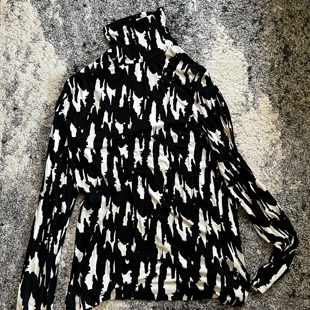 H&M Black and White Patterned Turtleneck Top